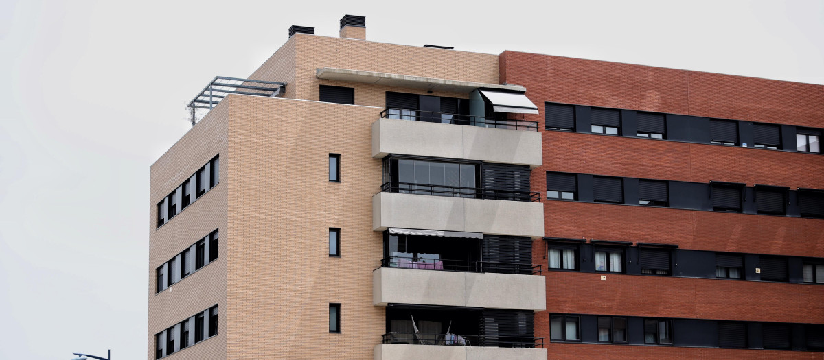 (Foto de ARCHIVO)
Fachadas de viviendas el día en que han anunciado que la compraventa de viviendas registró en el mes de marzo su mejor dato en 15 años, a 20 de mayo de 2022, en Madrid (España). Según ha informado hoy el Instituto Nacional de Estadística, la compraventa de viviendas se disparó un 25,6% el pasado mes de marzo en relación al mismo mes de 2021, hasta sumar 59.272 operaciones, su mayor cifra desde enero de 2008 y su mejor dato en un mes de marzo desde 2007, cuando se superaron las 74.000 compraventas. Con el avance interanual de marzo, que se ha ampliado en más de un punto respecto al crecimiento experimentado en febrero, la compraventa de viviendas encadena 13 meses consecutivos de tasas positivas.

Eduardo Parra / Europa Press
20 MAYO 2022;MARZO;MES;COMPRAVENTA
20/5/2022