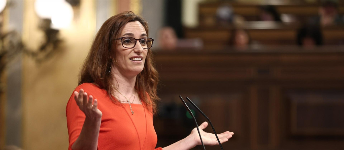 La ministra de Sanidad, Mónica García, interviene durante una sesión plenaria en el Congreso
