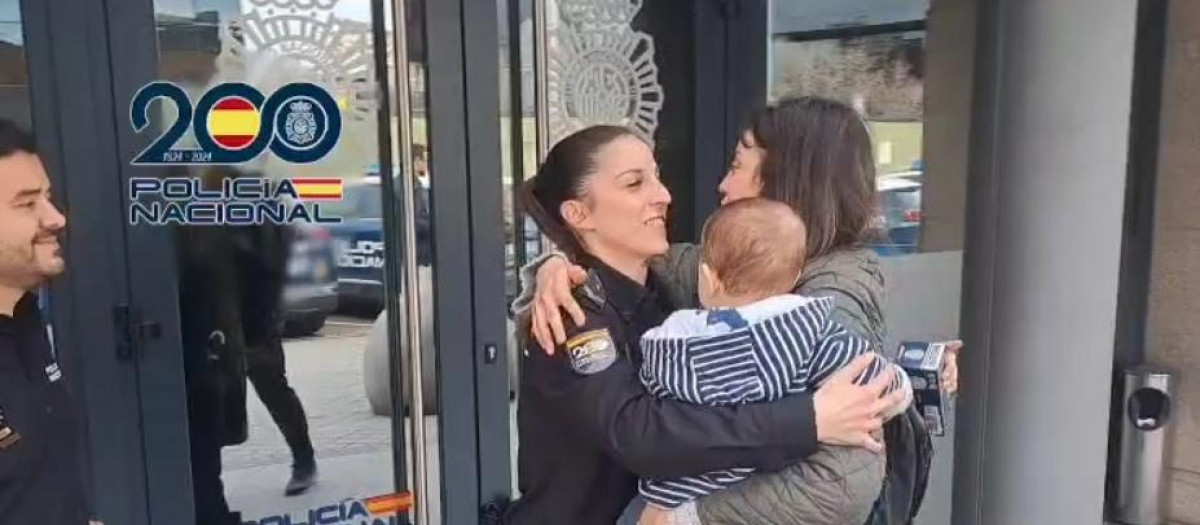 Policías salvan la vida de un bebé que no podía respirar

REMITIDA / HANDOUT por POLICÍA NACIONAL
Fotografía remitida a medios de comunicación exclusivamente para ilustrar la noticia a la que hace referencia la imagen, y citando la procedencia de la imagen en la firma
21/3/2025