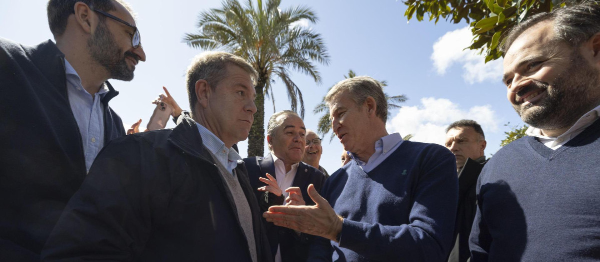 El presidente del Partido Popular, Alberto Núñez Feijóo, y el presidente de la Junta de Castilla- La Mancha, Emiliano García-Page (2i), durante su visita a Talavera de la Reina para conocer la situación provocada por la crecida del Tajo. EFE/Manu Reino