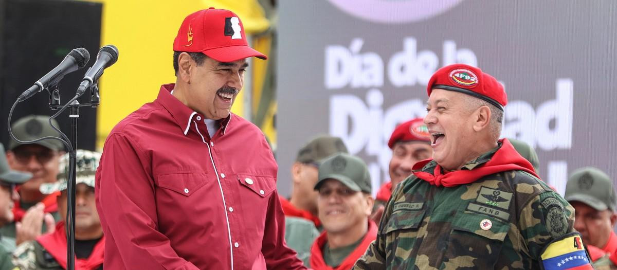El presidente venezolano, Nicolás Maduro (i), saluda a su ministro del Interior, Diosdado Cabello