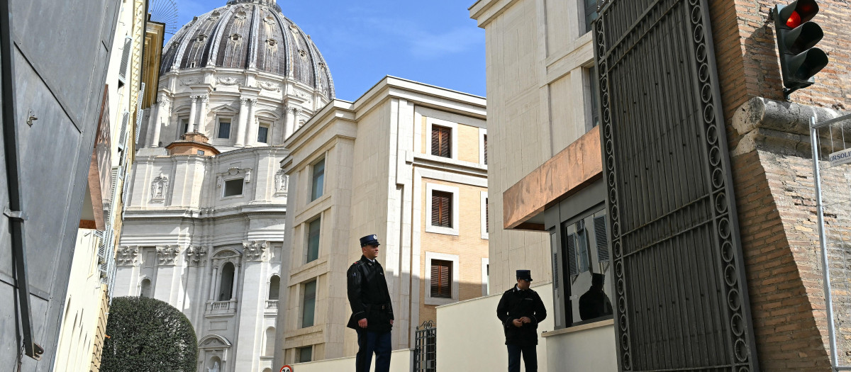 Gendarmes stand near the entrance of Pope Francis residence Santa Marta in the Vatican on the day he will be discharged from the Gemelli hospital following a five weeks hospitalization for pneumonia, on March 23, 2025. Pope Francis is to leave hospital todayand return to his residence in the Vatican, where he is to spend "at least two months" recovering, one of his doctors announced during a press conference on March 22, 2025. (Photo by Alberto PIZZOLI / AFP)