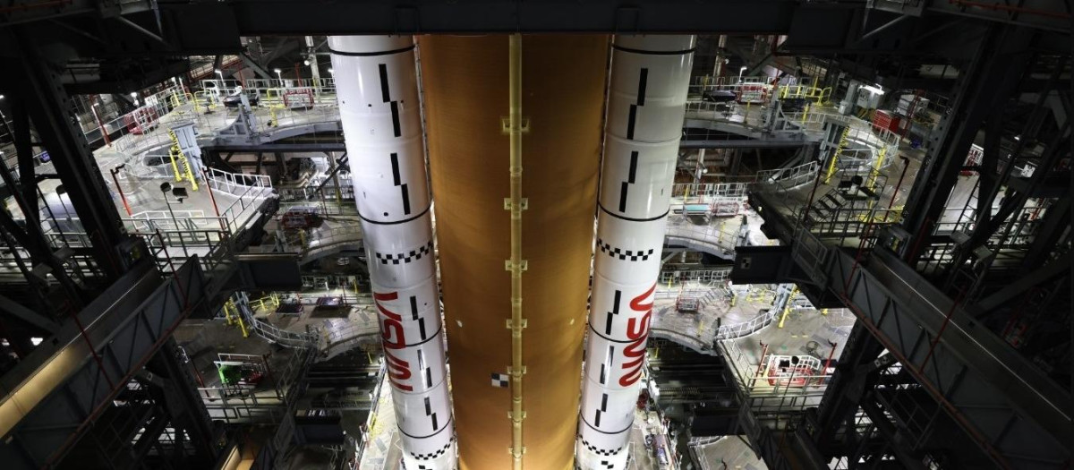 La etapa central de Artemis II se eleva a la Bahía Alta 3 dentro del Edificio de Ensamblaje de Vehículos en el Centro Espacial Kennedy