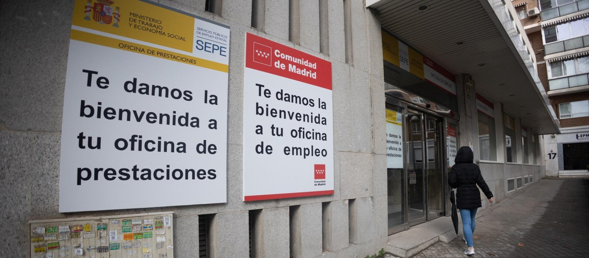 Fachada de la oficina del INEM en Madrid.
