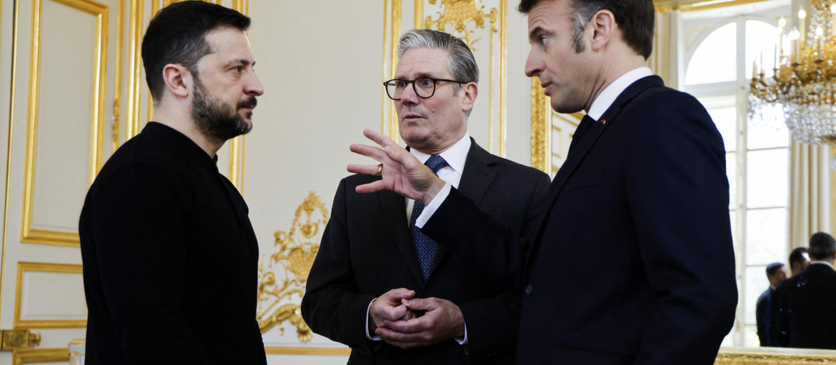 El presidente ucraniano, Volodimir Zelenski, con el francés, Emmanuel Macron, y el británico, Keir Starmer