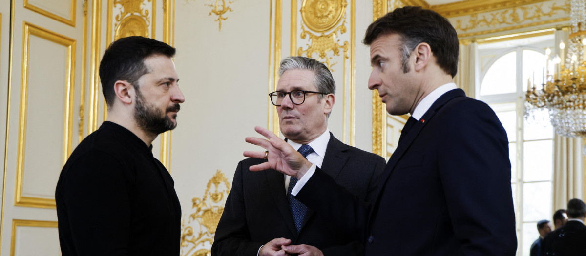 El presidente ucraniano, Volodimir Zelenski, con el francés, Emmanuel Macron, y el británico, Keir Starmer