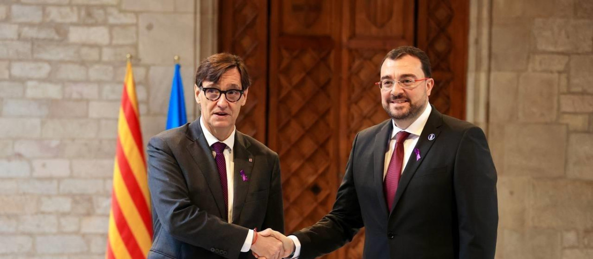 Salvador Illa y Adrián Barbón, en el Palacio de la Generalitat.

REMITIDA / HANDOUT por GOVERN
Fotografía remitida a medios de comunicación exclusivamente para ilustrar la noticia a la que hace referencia la imagen, y citando la procedencia de la imagen en la firma
25/11/2024