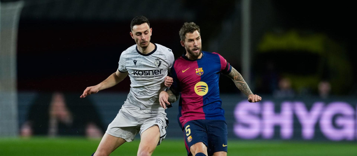 El defensa del F.C. Barcelona Iñigo Martínez durante el partido de LaLiga entre FC Barcelona y CA Osasuna en el Estadio Olímpico de Montjuic