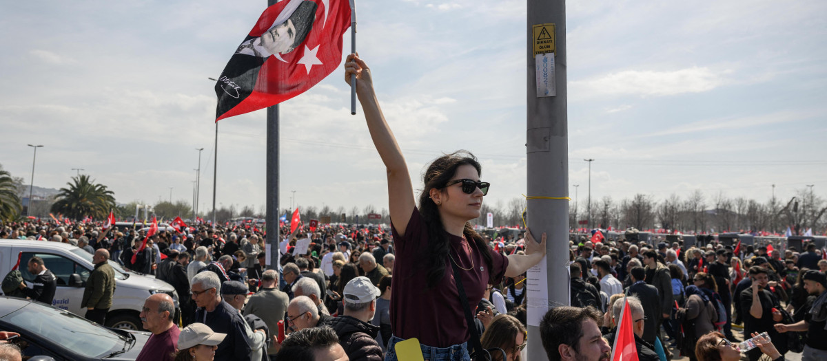 Miles de personas participan en la manifestación en contra de Erdogan en Estambul