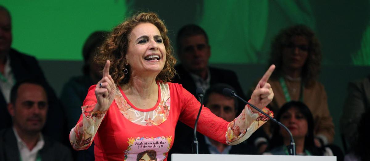 La ministra de Hacienda, María Jesús Montero, este pasado sábado durante la clausura del congreso del PSOE de Granada

 en el paraninfo de la Universidad de Granada donde clausura este sábado el 27 Congreso provincial del PSOE Granada. EFE/Pepe Torres.