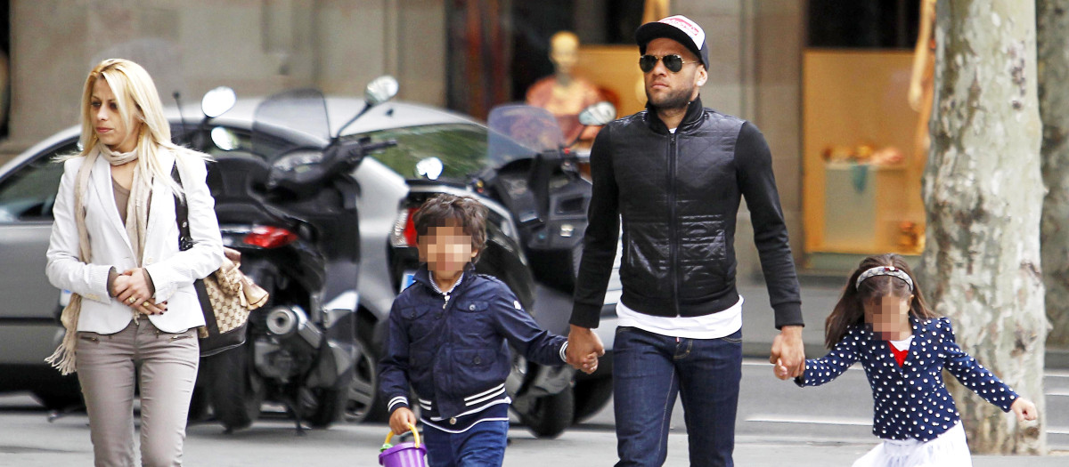 EL FUTBOLISTA DANI ALVES JUNTO A SUS HIJOS Y SU NOVIA DIANA POR LAS CALLES DE BARCELONA
23/04/2012
BARCELONA