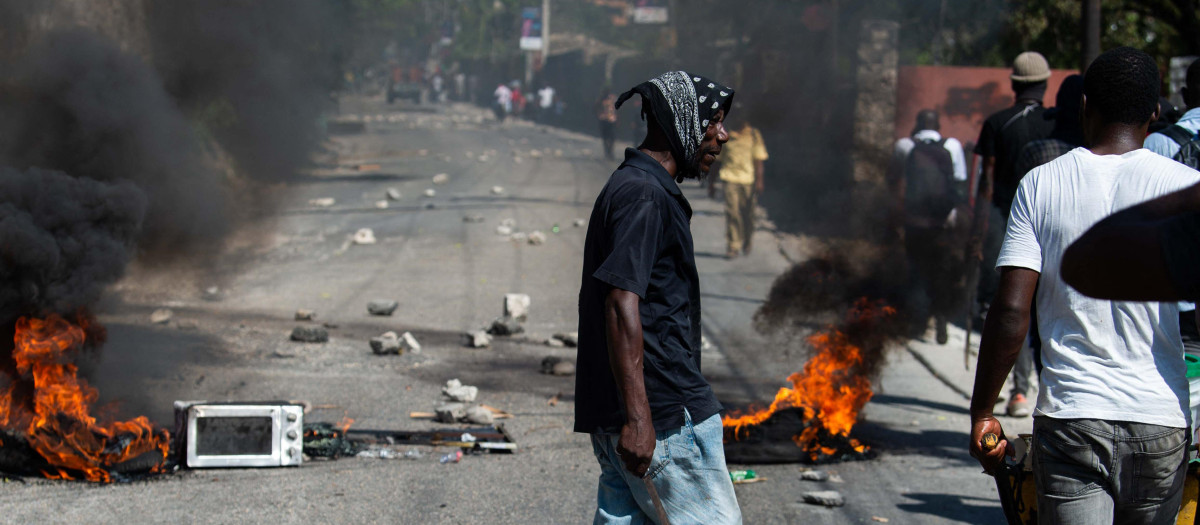 Imagen de archivo de manifestantes cerca de objetos en llamas en una calle de Puerto Príncipe, Haití