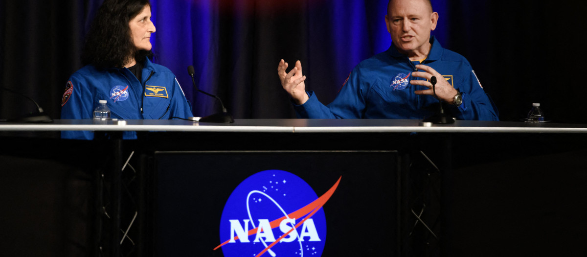 Los astronautas de la NASA Suni Williams (izq.) y Butch Wilmore responden preguntas durante la conferencia de prensa posterior al vuelo de la Tripulación 9 de SpaceX de la NASA en el Centro Espacial Johnson en Houston