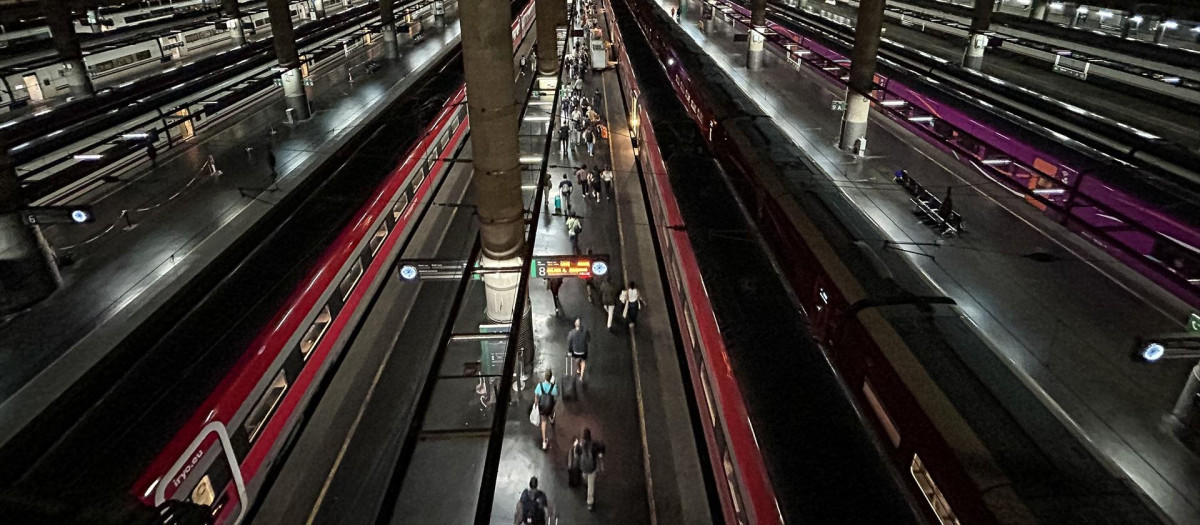 Varias personas en un andén de la estación de Atocha.