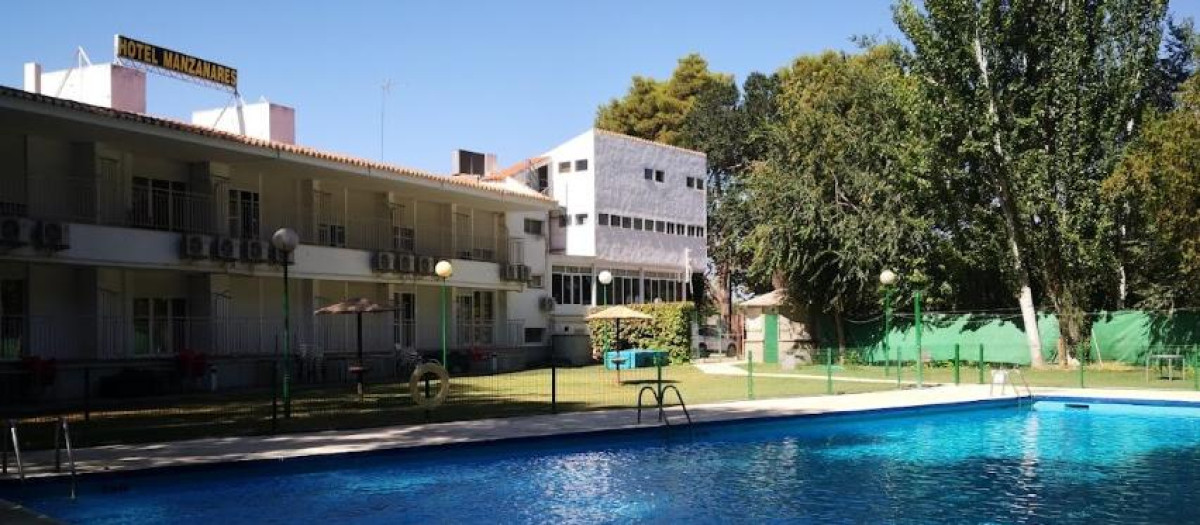 Imagen de la piscina del hotel Manzanares