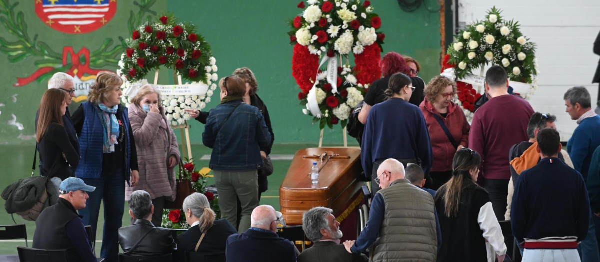 Capilla ardiente de cuatro de los mineros instalada en el polideportivo de Villablino (León)