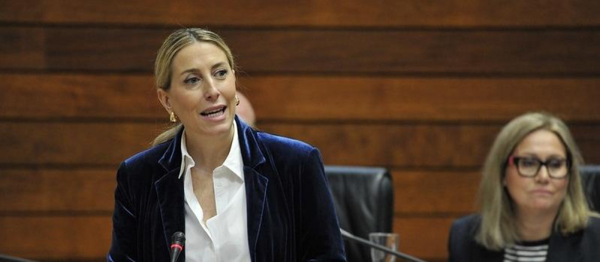 La presidenta de la Junta de Extremadura, María Guardiola, en el pleno de la Asamblea