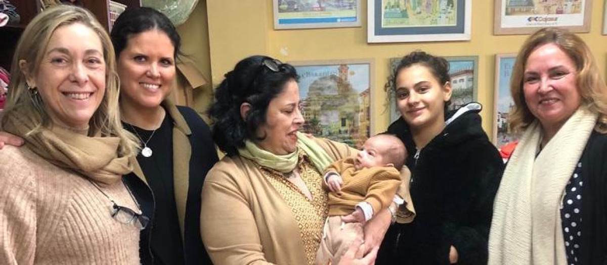 Miembros de Adevida Córdoba con una de las madres atendidas este año