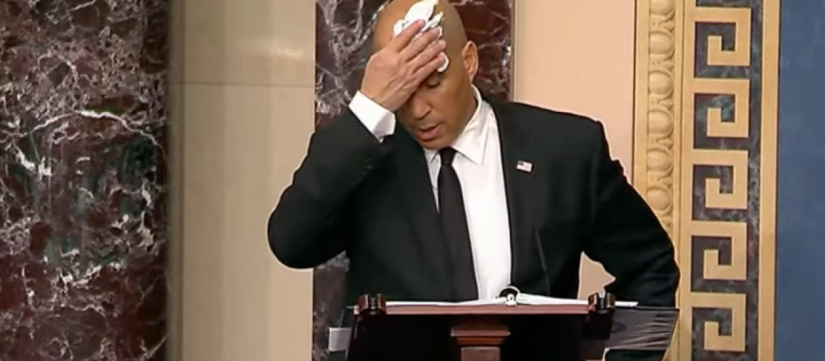 El senador demócrata Cory Booker durante un maratónico discurso contra la presidencia en Trump en el Senado de EE.UU.