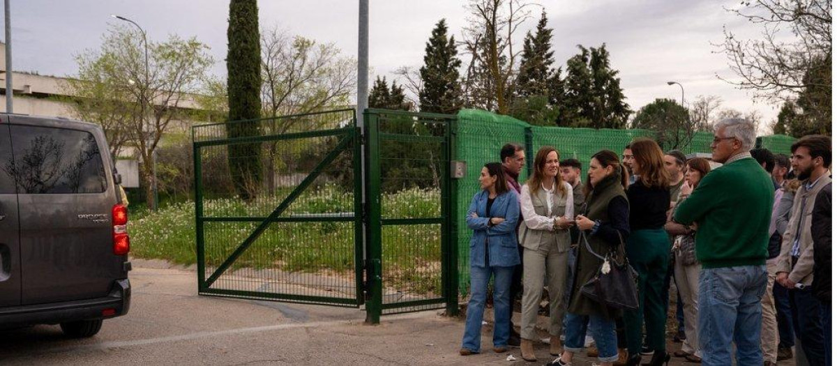 Miembros de Vox y simpatizantes a las puertas del centro de menas de Fuenlabrada este martes