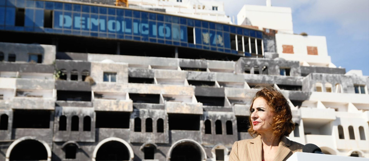 La vicepresidenta primera y ministra de Hacienda, María Jesús Montero, interviene durante la rueda de prensa frente al hotel ilegal  de El Algarrobico