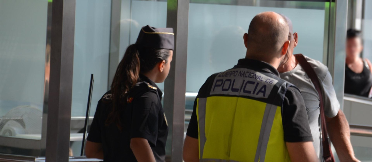 Detención en el aeropuerto

REMITIDA / HANDOUT por JEFATURA
Fotografía remitida a medios de comunicación exclusivamente para ilustrar la noticia a la que hace referencia la imagen, y citando la procedencia de la imagen en la firma
02/4/2025