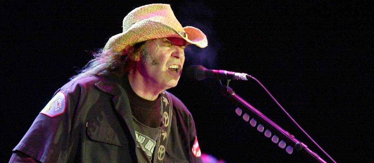 Neil Young durante su concierto en el festival de rock AM Ring en Alemania