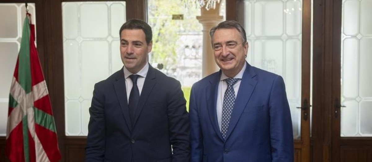 El lendakari, Imanol Pradales, y el nuevo presidente del PNV, Aitor Esteban, en una reunión que mantuvieron este miércoles
