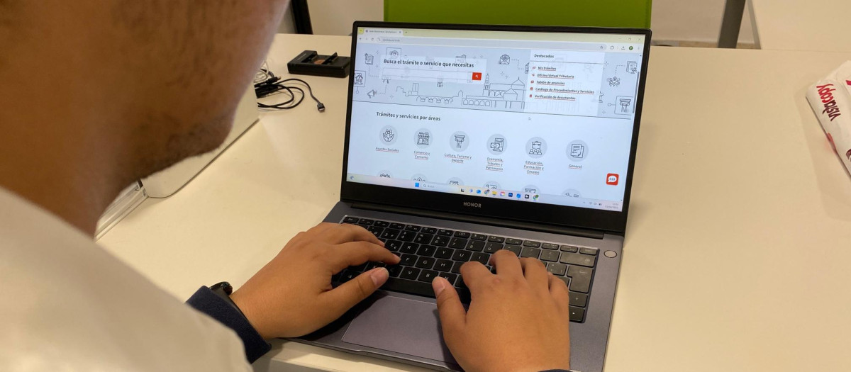 Un joven, ante el ordenador, con el nuevo tramitador del Ayuntamiento de Córdoba