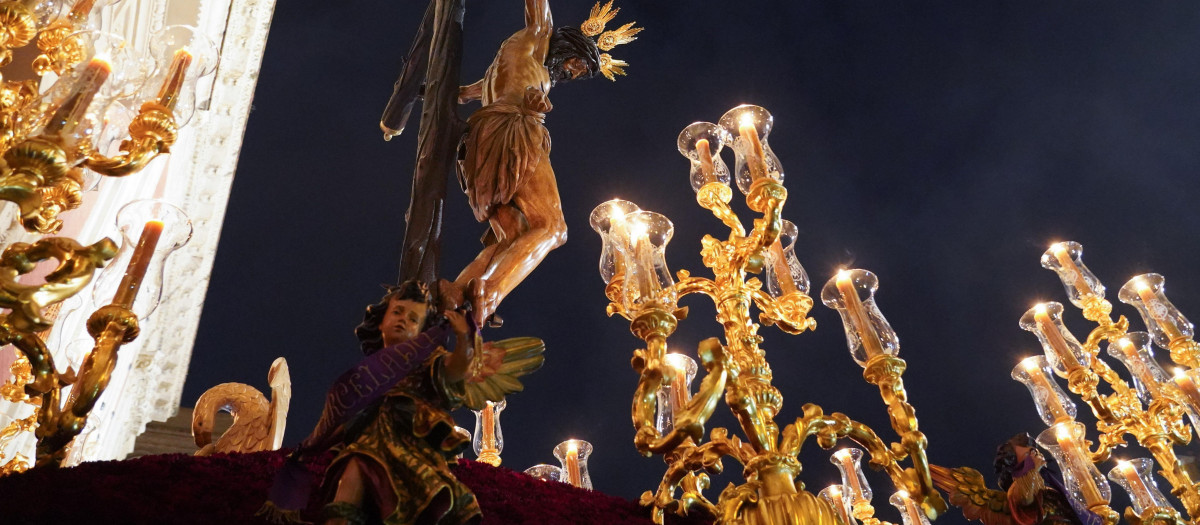 El Santísimo Cristo del Amor procesiona cada Domingo de Ramos en Sevilla con un pelícano detrás