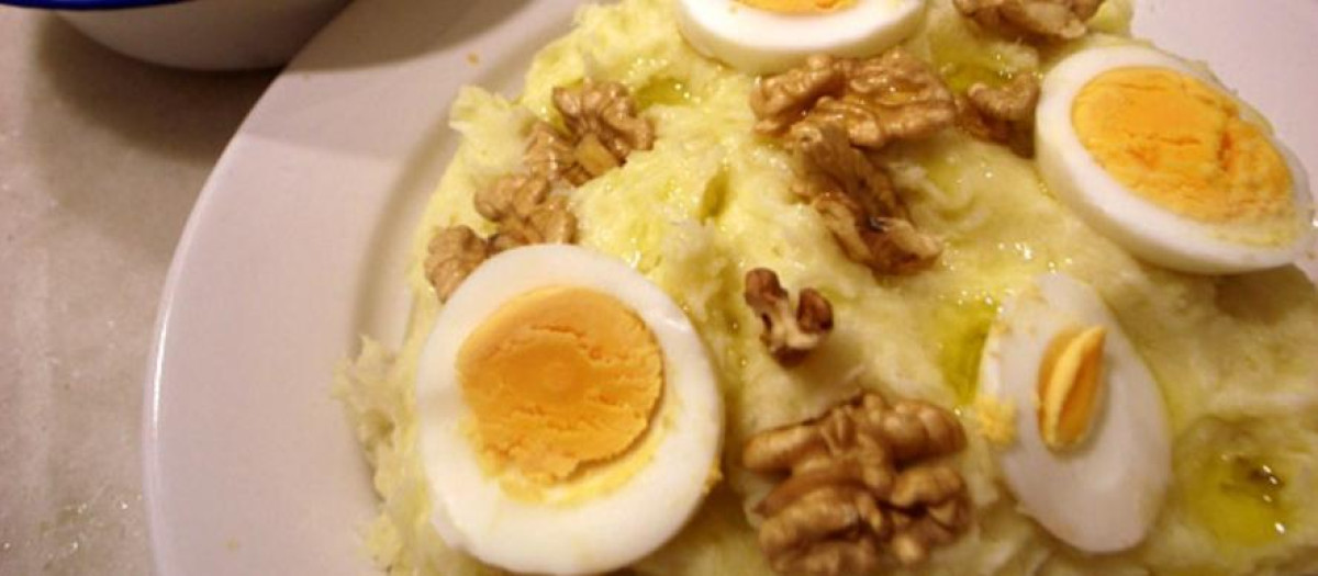 Atascaburras servido con huevo duro y nueces