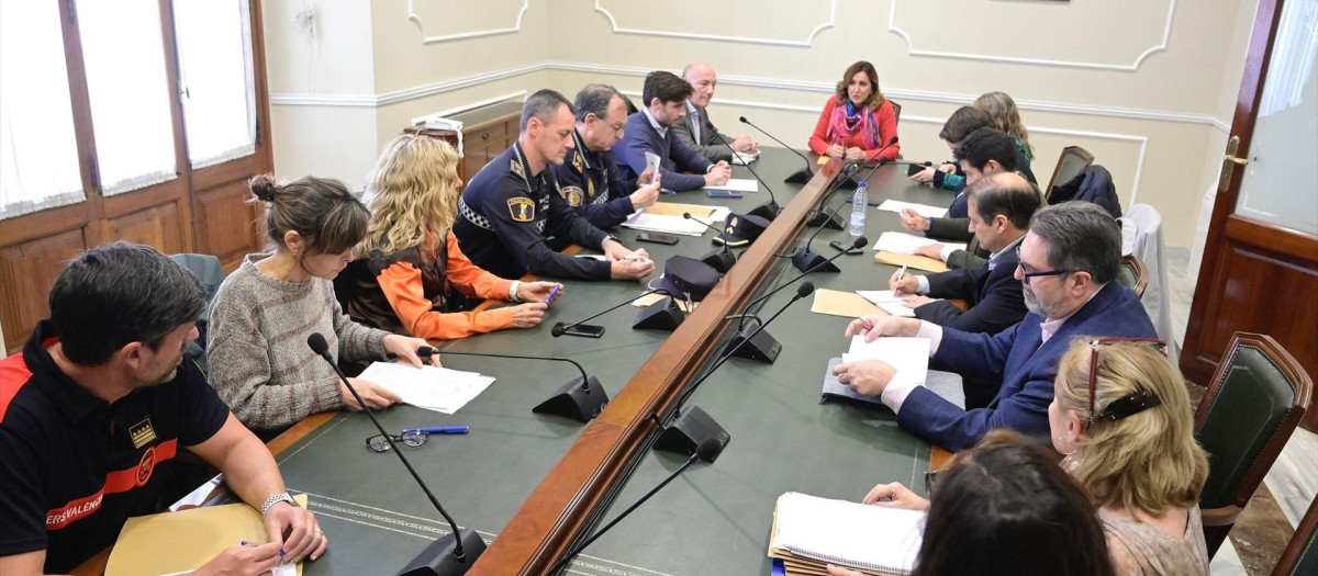 La alcaldesa de València, María José Catalá, preside la reunión de las concejalías implicadas en el servicio que prestará la nueva Oficina Antiocupación de la ciudad.

REMITIDA / HANDOUT por AYUNTAMIENTO DE VALÈNCIA
Fotografía remitida a medios de comunicación exclusivamente para ilustrar la noticia a la que hace referencia la imagen, y citando la procedencia de la imagen en la firma
02/4/2025