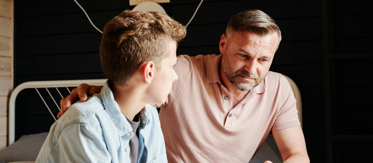 Un padre habla con su hijo adolescente