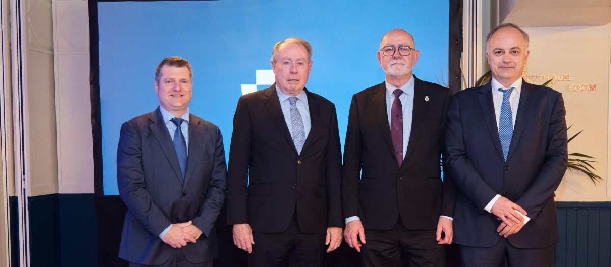 : (De izquierda a derecha) Javier Moncholí, delegado de AMA en Valencia; Mateo Velasco, presidente de CBNK; Jaime Giner, presidente del Muy Ilustre Colegio Oficial de Farmacéuticos de Valencia, y Baldomero Navalón, vicepresidente de CBNK
