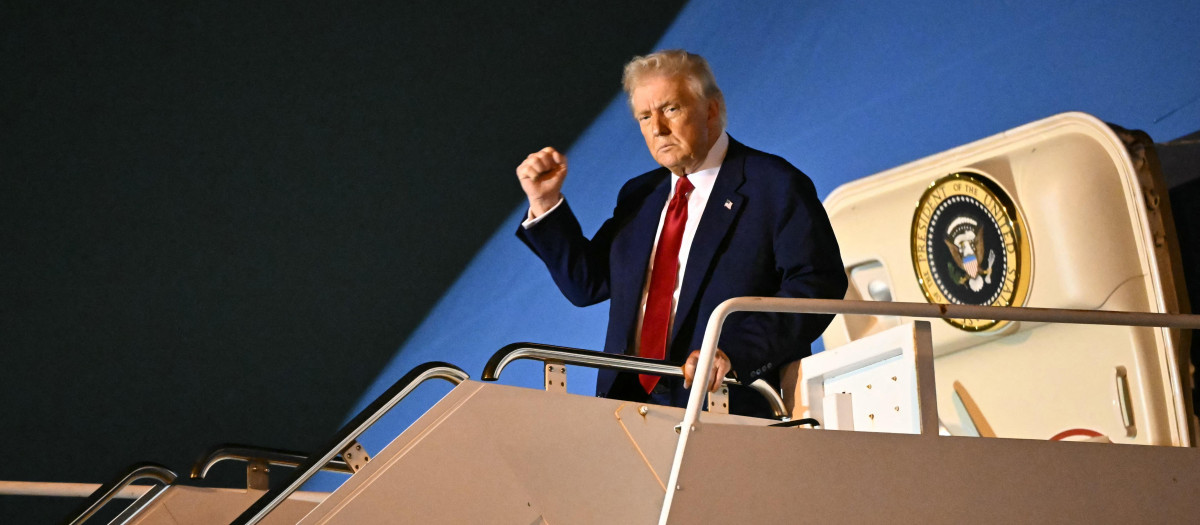 US President Donald Trump pumps his fist as he steps off Air Force One upon arrival at Palm Beach International Airport in West Palm Beach, Florida on April 3, 2025. Trump is heading to his Mar-a-Lago resort. (Photo by Mandel NGAN / AFP)