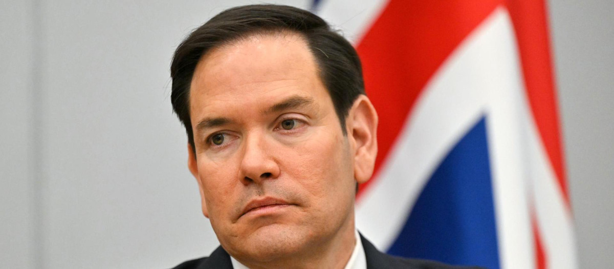 BRUSSELS (Belgium), 04/04/2025.- US Secretary of State Marco Rubio looks on ahead of talks on the sidelines of the North Atlantic Treaty Organization (NATO) meeting of NATO Foreign Ministers at NATO's headquarters in Brussels, Belgium, 04 April 2025. (Bélgica, Bruselas) EFE/EPA/NICOLAS TUCAT / POOL