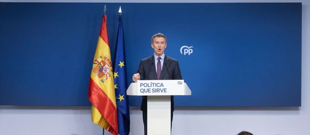 El presidente del PP, Alberto Núñez Feijóo, durante una rueda de prensa en la sede del partido