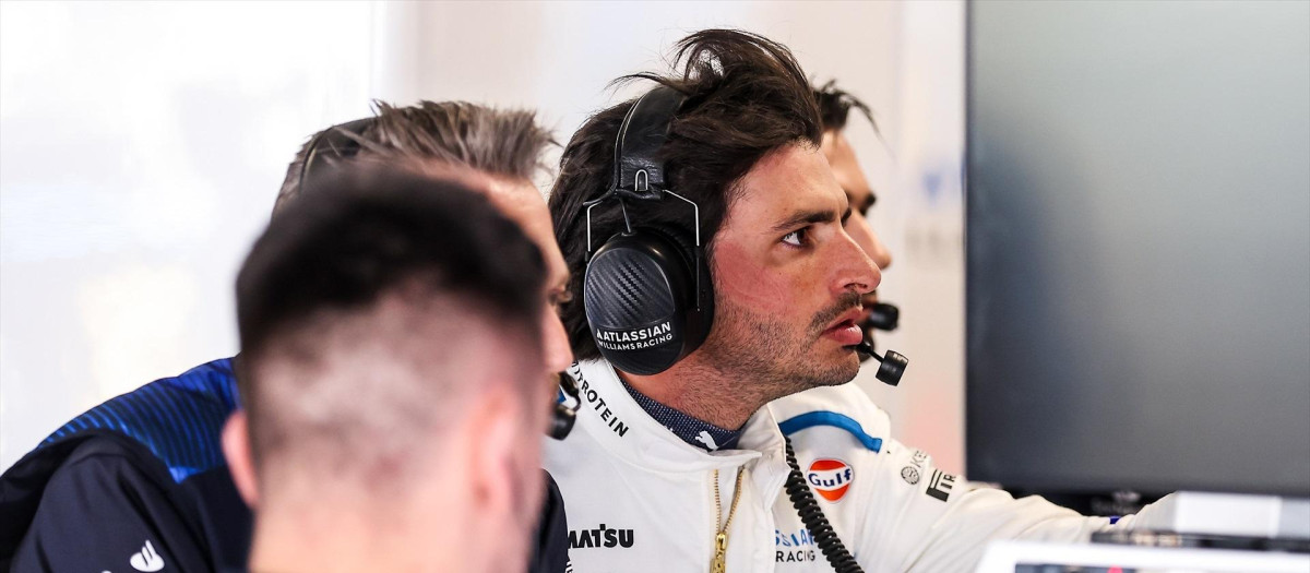 Carlos Sainz en el box de Williams durante el Gran Premio de Japón