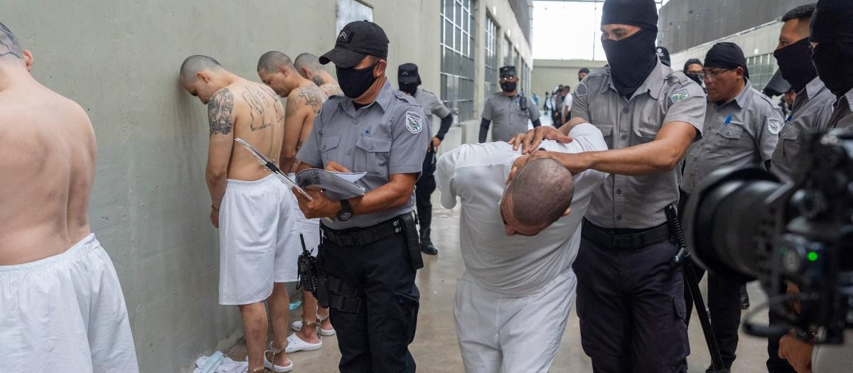 Un prisionero, en el Centro de Confinamiento de Terroristas, la megacárcel de Bukele