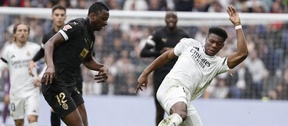 Tchouaméni protege un balón ante la mirada de Umar Sadiq