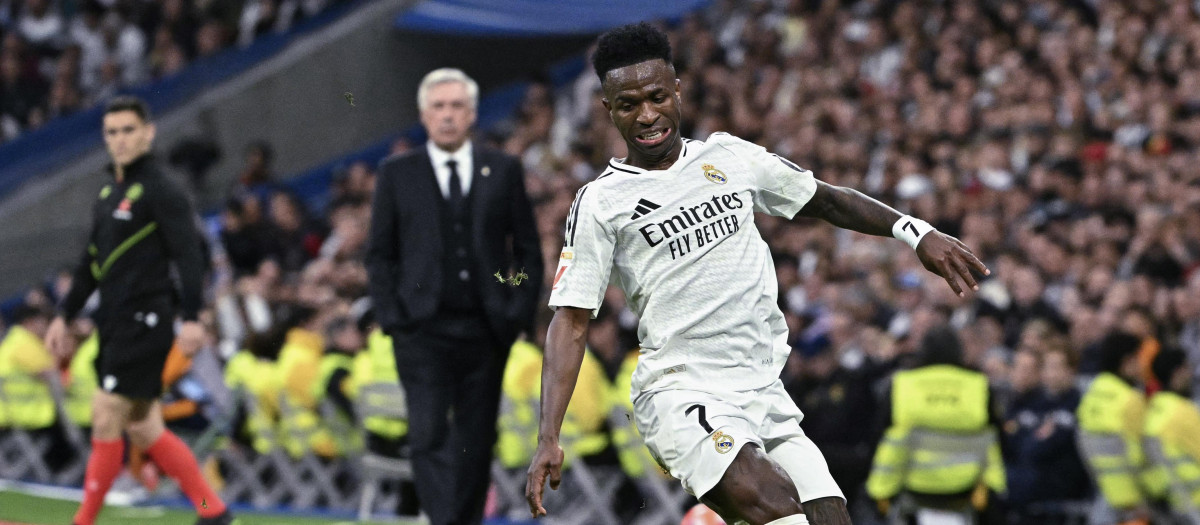 Vinicius controla un balón en el partido frente al Valencia