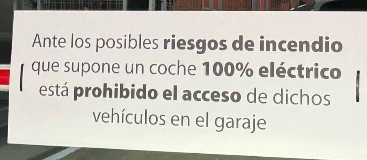 Los carteles que ya se ven en algunos aparcamientos de Madrid
