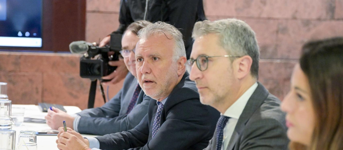 El ministro de Política Territorial y Memoria Democrática, Ángel Víctor Torres durante una reunión con el presidente de Canarias, Fernando Clavijo