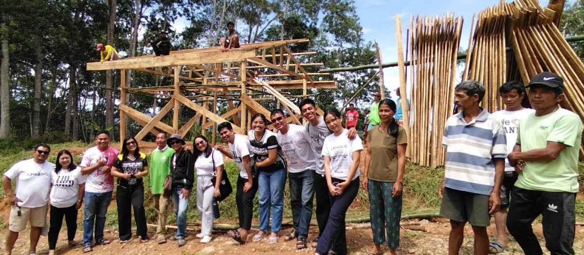 El grupo de voluntarios que han construido 12 capillas hasta el momento