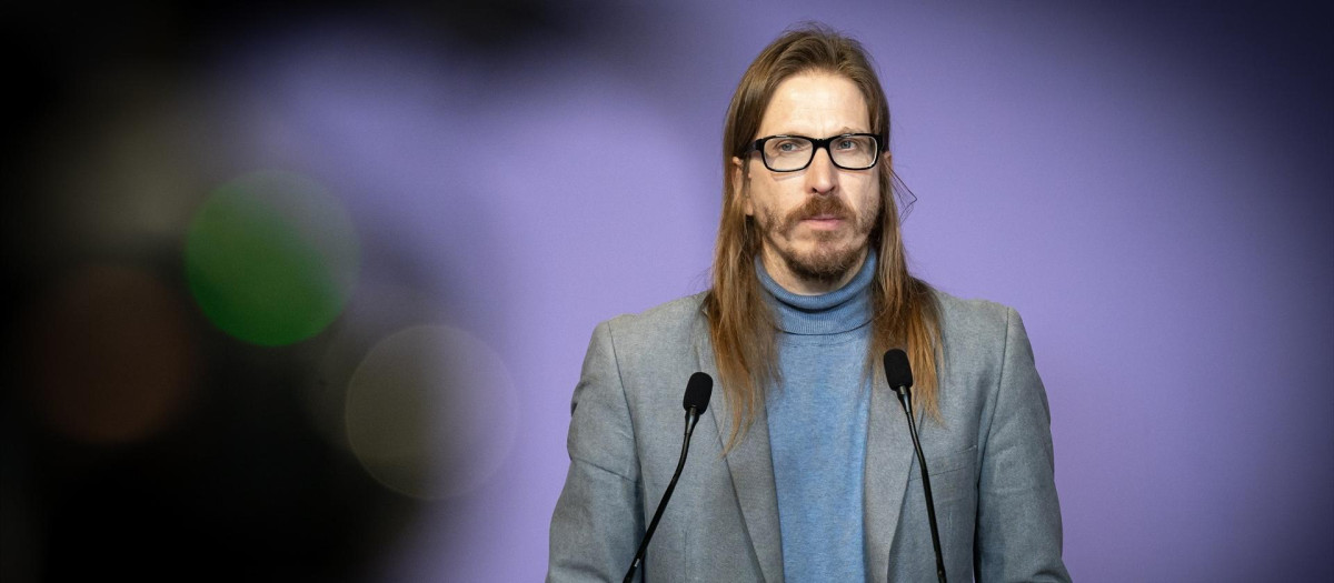 El secretario de Organización y portavoz de Podemos, Pablo Fernández, durante una rueda de prensa