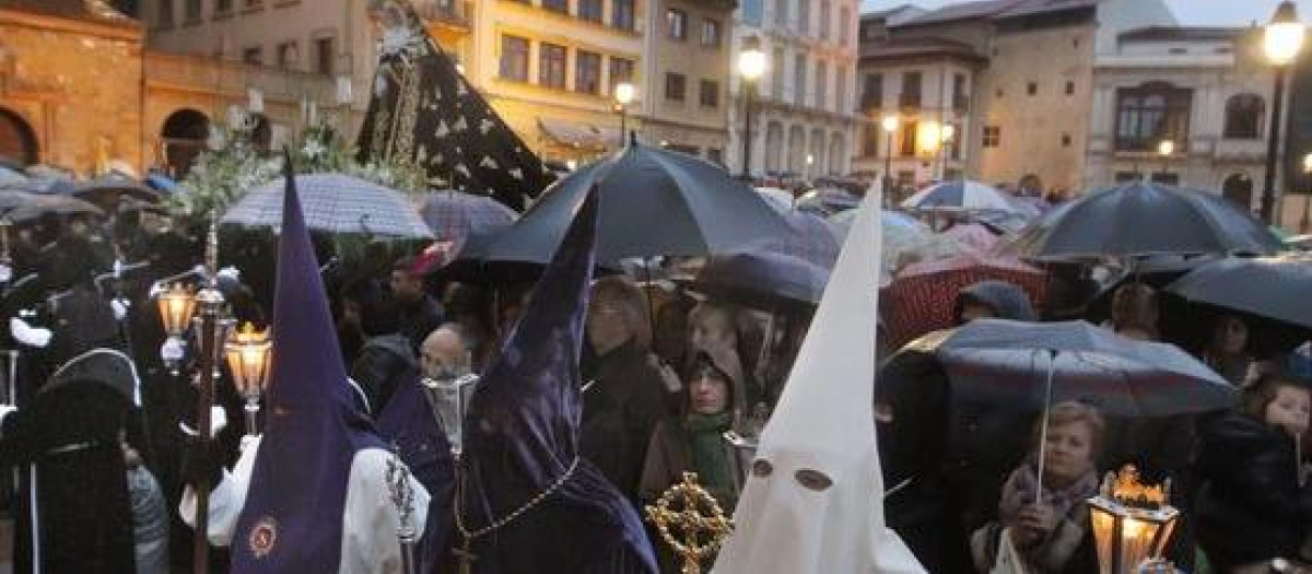 Lluvia en una procesión en Oviedo