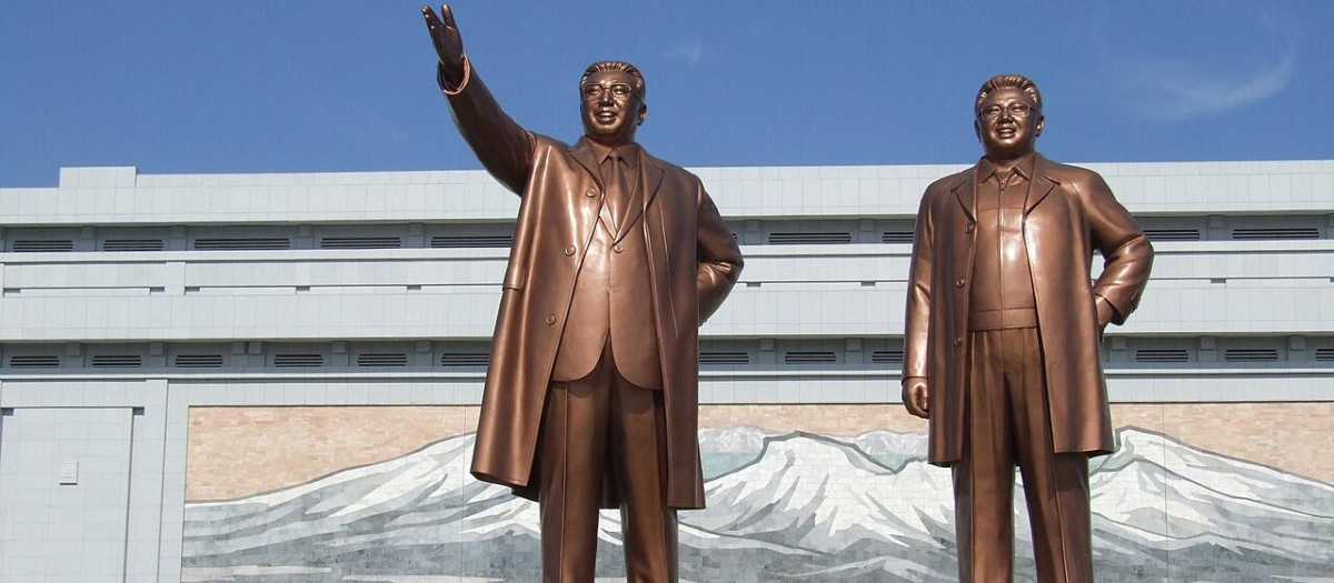 El monumento en Corea del Norte a Kim Il-sung y su hijo Kim Jong-il