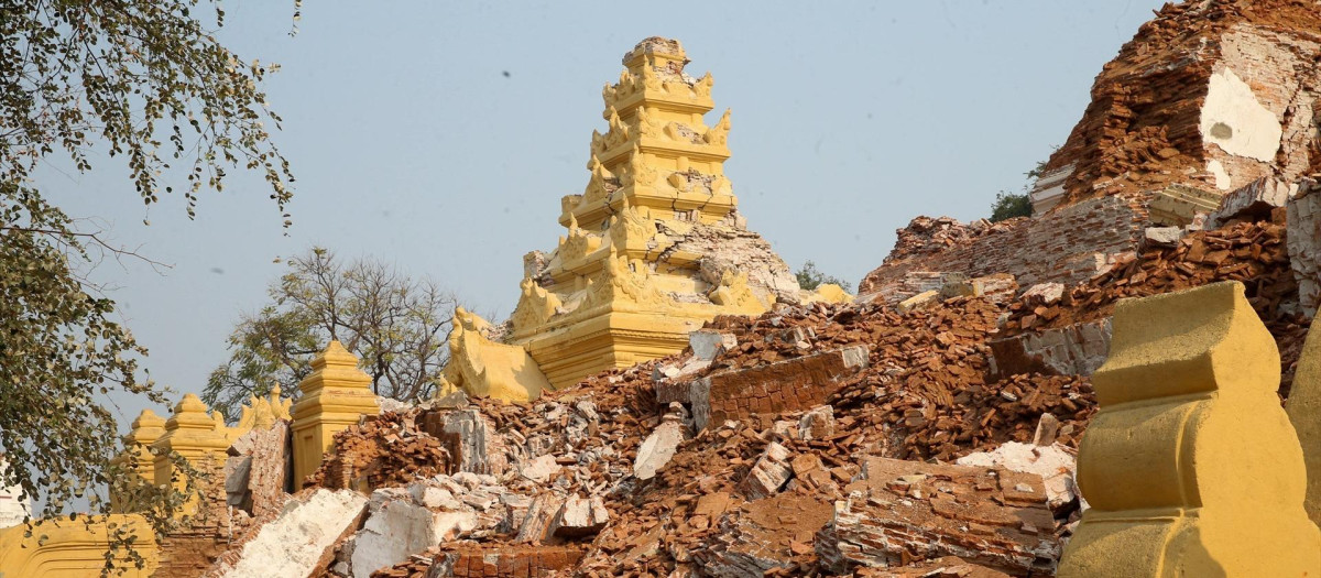 Una pagoda dañada en Ava a causa del terremoto de magnitud 7,7