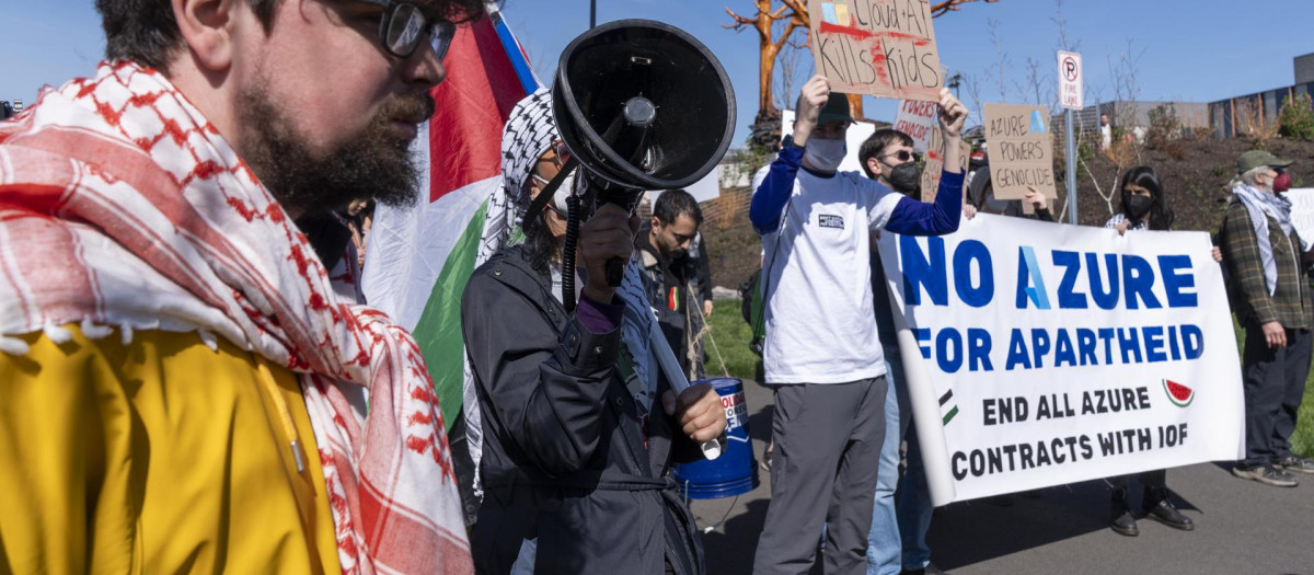 Un grupo de personas protesta a favor de Palestina afuera de donde se realiza la presentación de los 50 años de Microsoft