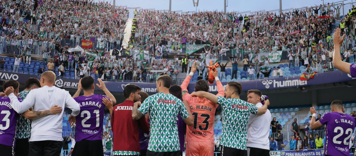 El Córdoba CF celebra el triunfo en Málaga